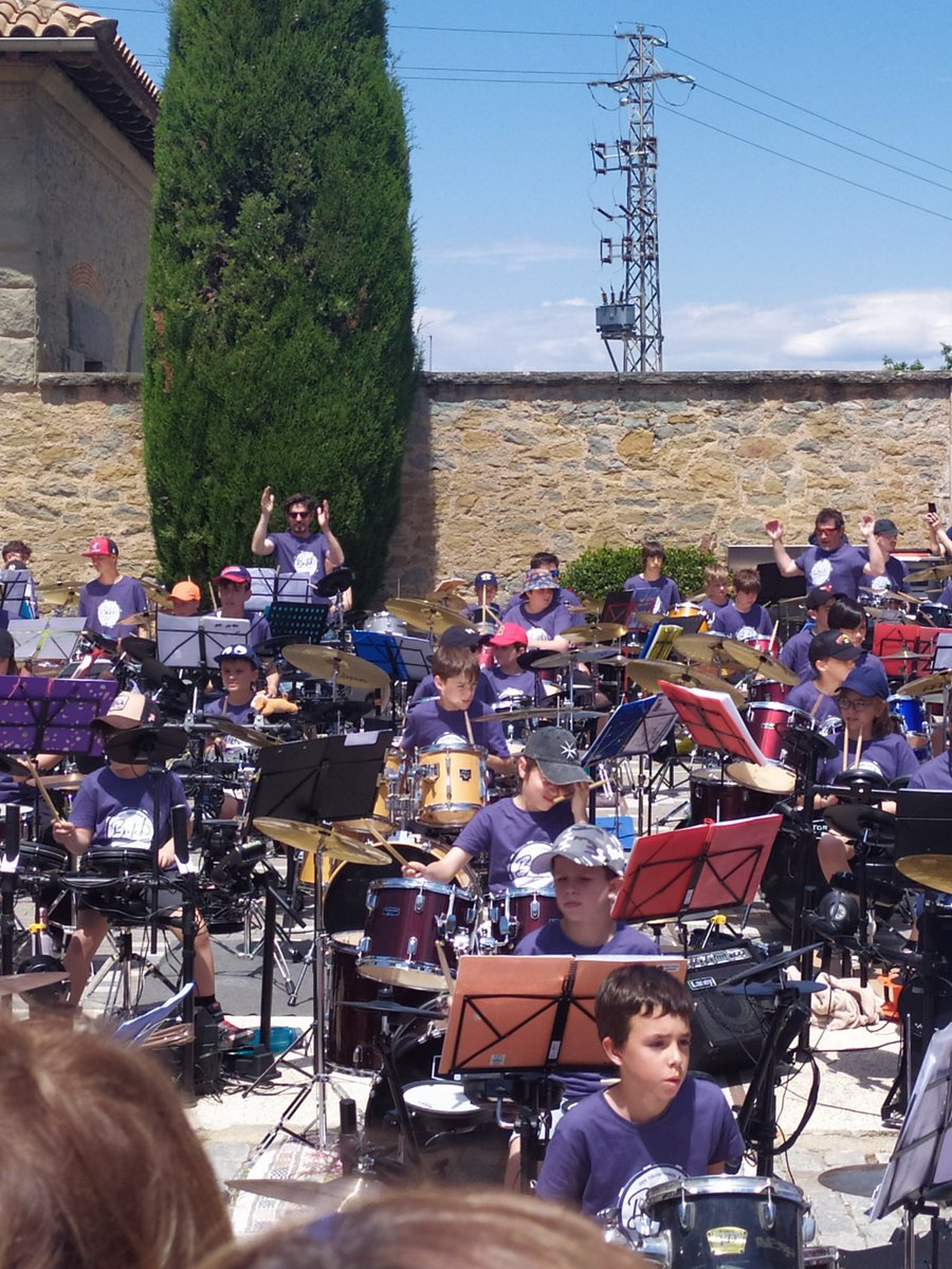 Trobada de bateries a Gurb, en <a href="/XarliOliver/">Xarli Oliver</a> i alguns dels seus alumnes en representació de <a href="/escolamusicata1/">@escolamusicataradell</a> hi han estat tocant, felicitats a tots els participants! <a href="/AjTaradell/">Ajuntament de Taradell</a> <a href="/rtaradell/">Ràdio Taradell</a>