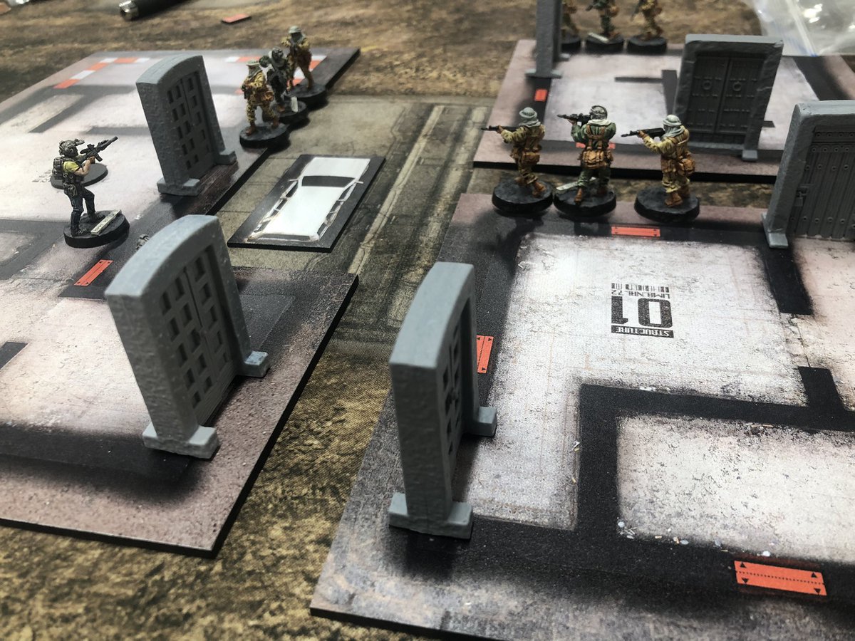 Black Powder Red Earthを秋葉原Arrowsさんにてインストしてもらいました。米軍vs傭兵部隊のリアルな戦闘感をゲームに落とし込みつつ、さらにわかりやすいルールでかなり楽しめました。自爆ベストの兵が突入してきて爆散！はサバゲーでは体験できない！
#BPRE