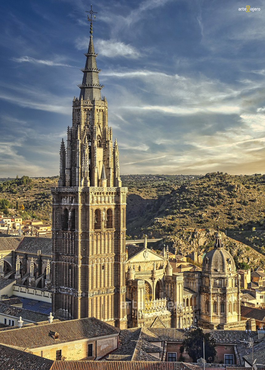 La torre de la Catedral de #Toledo hace inconfundible la silueta de la ciudad con sus 92 metros, convirtiéndola en una de las más altas del arte gótico en España. La torre se remata con un elegante cuerpo octogonal ideado por Hanequin de Bruselas #FelizDomingo #BuenosDias