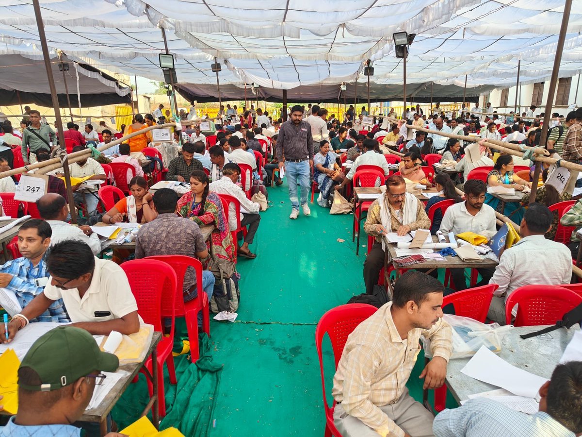 #MadhyaPradesh is prepared for the #Phase4 of #GeneralElections2024 Glimpses of Polling Parties at the distribution centers in #MadhyaPradesh #ChunavKaParv #DeshKaGarv #Elections2024