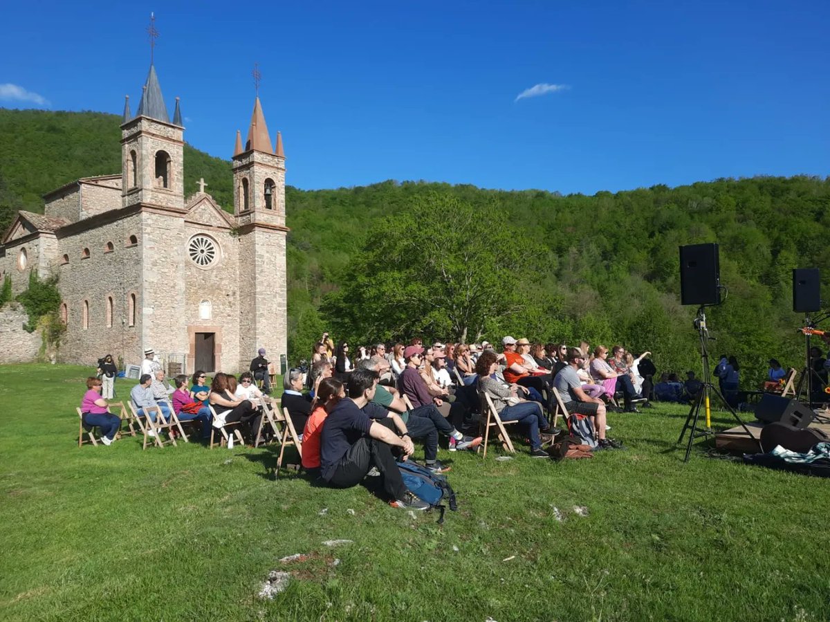 ajcamprodon's tweet photo. 🎙️🎼🎶 Magnífica actuació de @joanroviramusic , dins el marc del Festival Microclima, al Santuari del Remei de Camprodon ‼️
#microclima #santuaridelremei #Camprodon https://t.co/UiPFUh2ag1