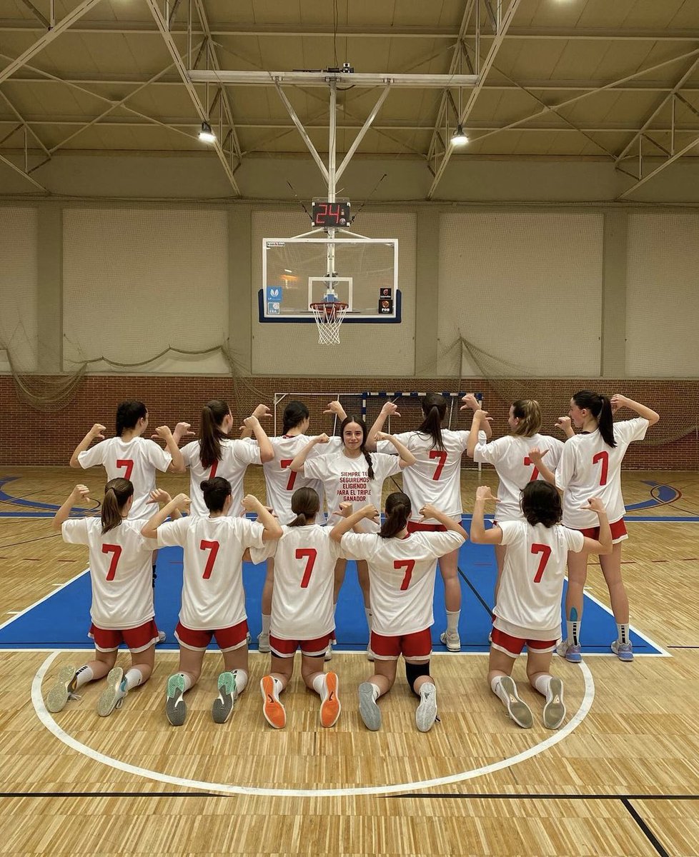 Ayer nuestras chicas del #FSGroupeAraba tuvieron un detallazo con una de sus compañeras, Ane García de Villoslada lleva un tiempo apartada de las canchas a causa de una lesión de tobillo😕 Esperamos que esto te haya dado mucha fuerza para seguir adelante y volver más fuerte!🥰🤘🏻