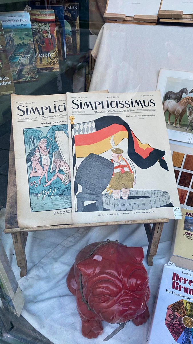 Münih merkezli Simplicissimus dergisi, 1896 ile 1944 yılları arasında Almanya'da önemli bir mizah ve siyasi dergisi olarak yayımlanmış. Derginin temel amacı, dönemin siyasi ve toplumsal konularını eleştirel bir şekilde işlemek ve okuyucularına güçlü bir hiciv ve ironi sunmakmış.…