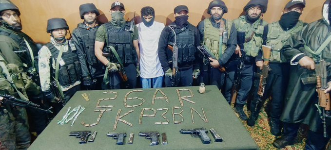 Jammu & Kashmir | In a joint operation, Indian Army, #Bandipora Police and #CRPF arrested one terrorist associate along with arms & ammunition. Case registered under relevant section of law in PS Pethkote: @bandiporapolice #JammuKashmir