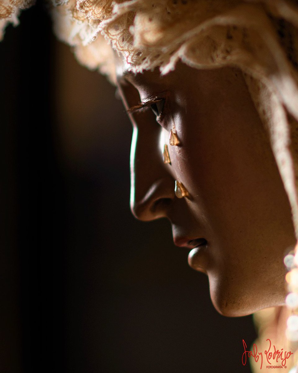 Veneración y besamanos a María Santísima de la Estrella. . @HdadEstrella #cofradiasmlg