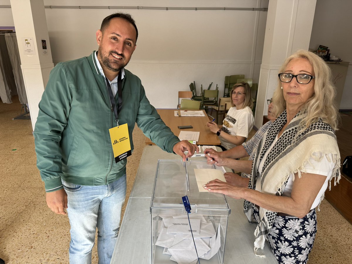 Ja he votat. Perquè vull seguir #Alcostatdelagent. Perquè vull que <a href="/Esquerra_ERC/">Esquerra Republicana</a> segueixi al capdavant del Govern del meu país i que <a href="/asalvadof/">Albert Salvadó Fernàndez</a> i <a href="/mjvinya/">Maria J Viña Ariño</a> siguin la veu republicana al Parlament!