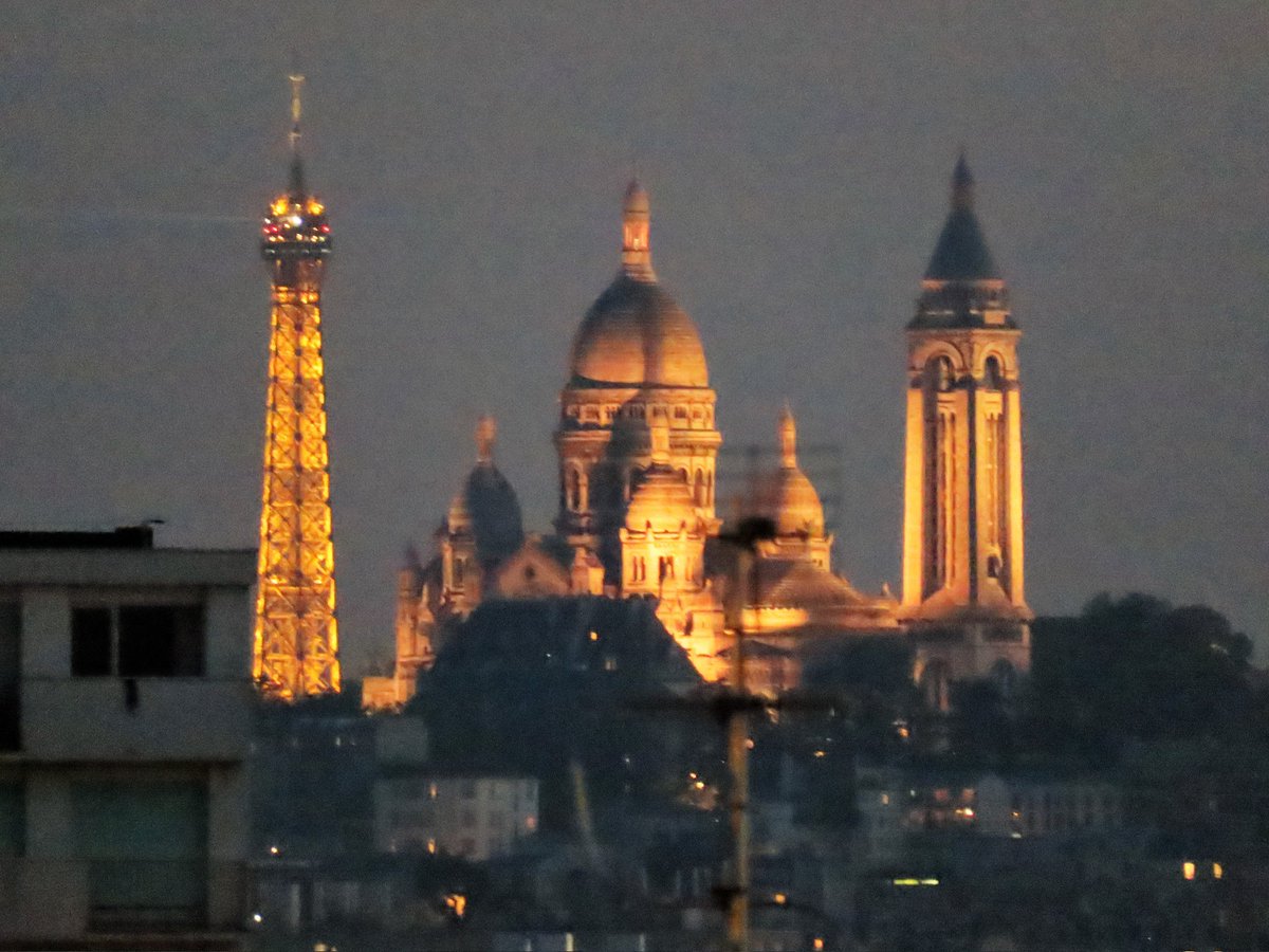 Seine-Saint-Denis 
le 11 mai 2024
En guettant les aurores que j'ai pas vu...
Le Sacré Coeur et la Tour Eiffel vus du 6e étage de mon immeuble. Bien zoomé sinon on les distingue à peine... 
#SacreCoeur #basiliqueDuSacreCoeur #Basilique #TourEiffel #EiffelTower