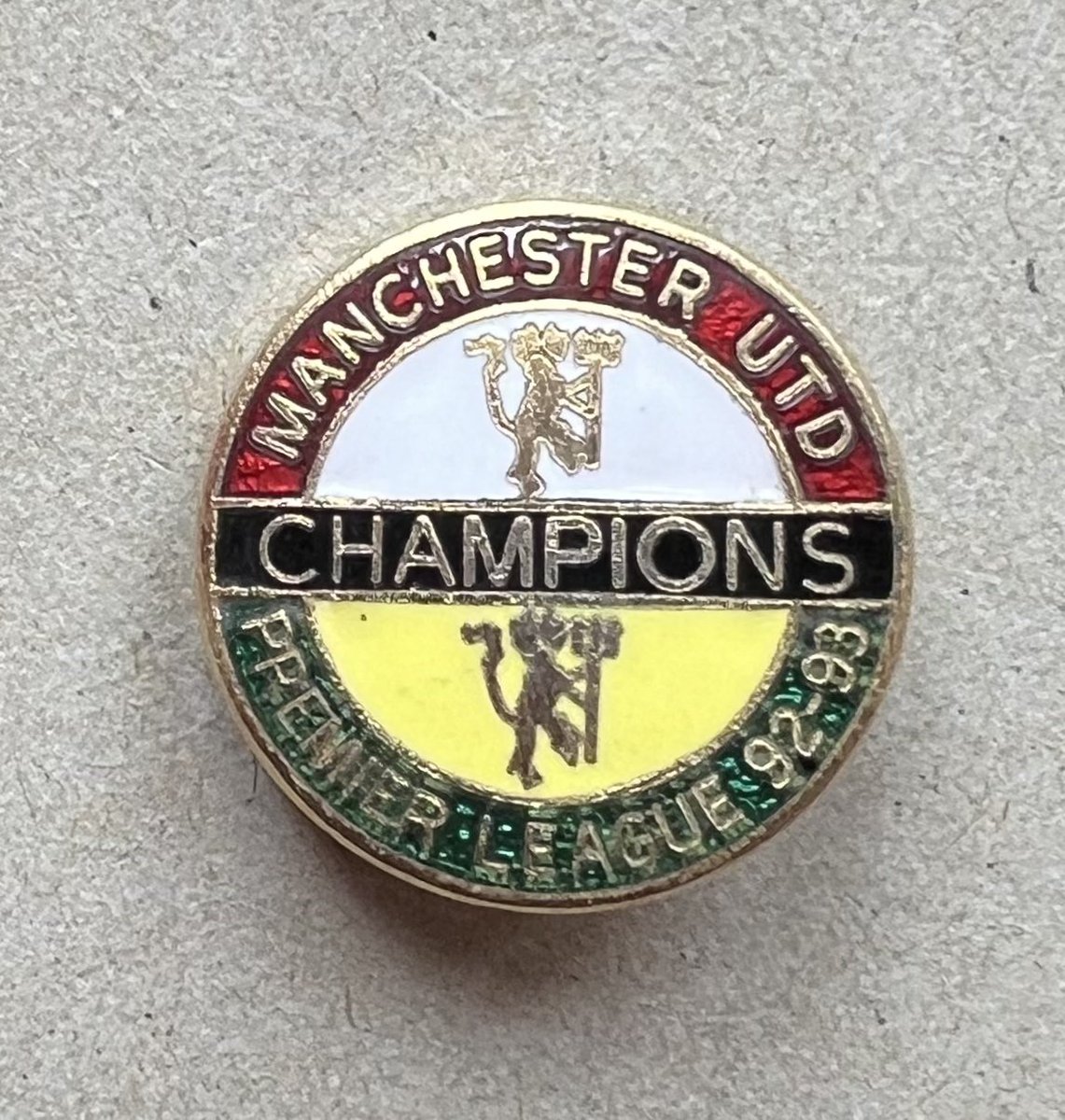 Today’s badge of the day. One to celebrate winning the league in 1993. #MUFC #UTFR #GGMU #ManchesterUnited