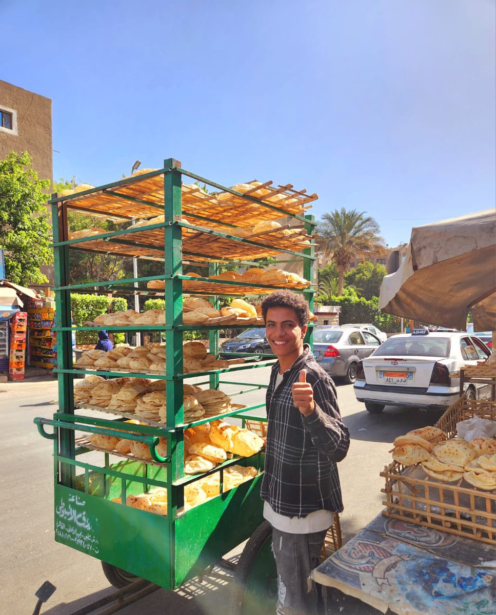 卖大饼的少年，一脸阳光 地点：开罗 纳赛尔城