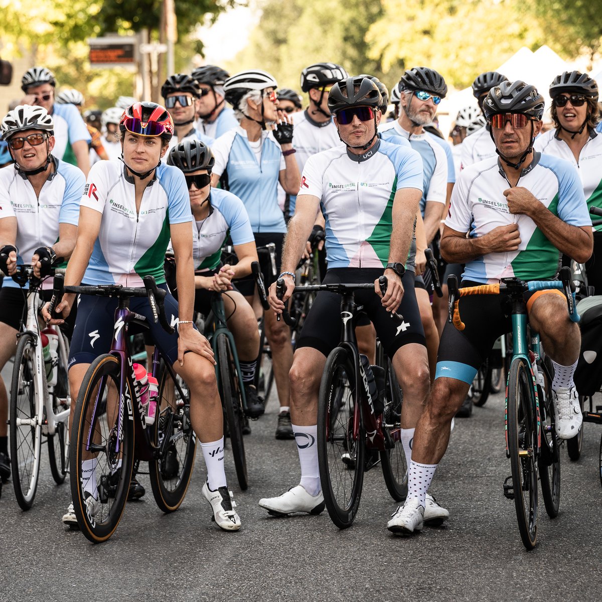 Heute feiern wir den #tagderpflege! Ein Hoch und ein grosses Merci an all die engagierten Pflegekräfte, die tagtäglich ihr Bestes geben und jeden Tag zeigen, was es heisst, für andere da zu sein. Ihr seid echte Lebensretter:innen!