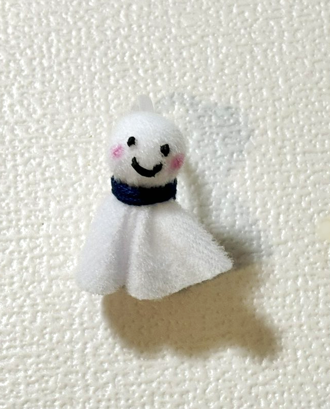 blueiziz's tweet photo. てるてる坊主こんな感じになりました。
顔は布用のペンで描いているので個体差がすごくあります。

向きの関係でアンブレラマーカーはてるてる坊主に直接貼り付けています。 https://t.co/LzpW8HPNMI