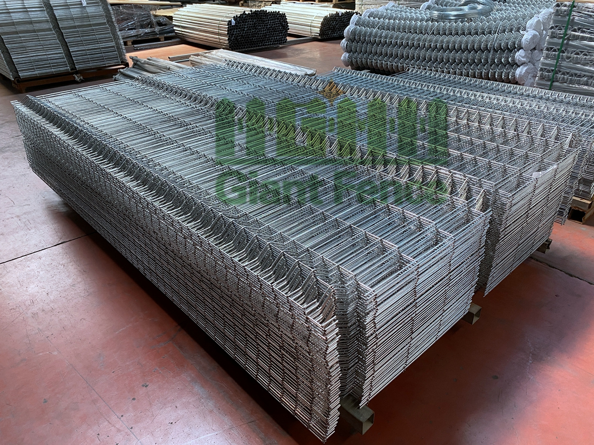 GiantFence's tweet image. #3Dfence is a common type of #fence that is made from a #metal material that has been bent. It has a variety of uses,  Security protection，Boundary marking，Traffic Guidance，Decorative landscaping，and so on.

#Giantfence#metalfence #fence #manufacture #safetyfence#Mesh#3DFence