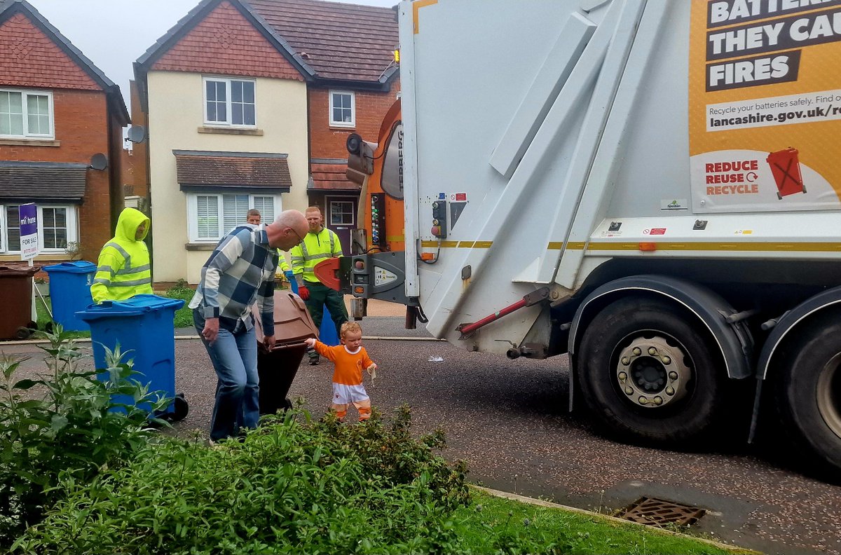 Here we have a young man who loves helping our fantastic recycling collection team! Our staff have received praise for their friendliness and professionalism ❤ If you have any compliments for any of our teams you can let us know here – ow.ly/mghe50RBFse