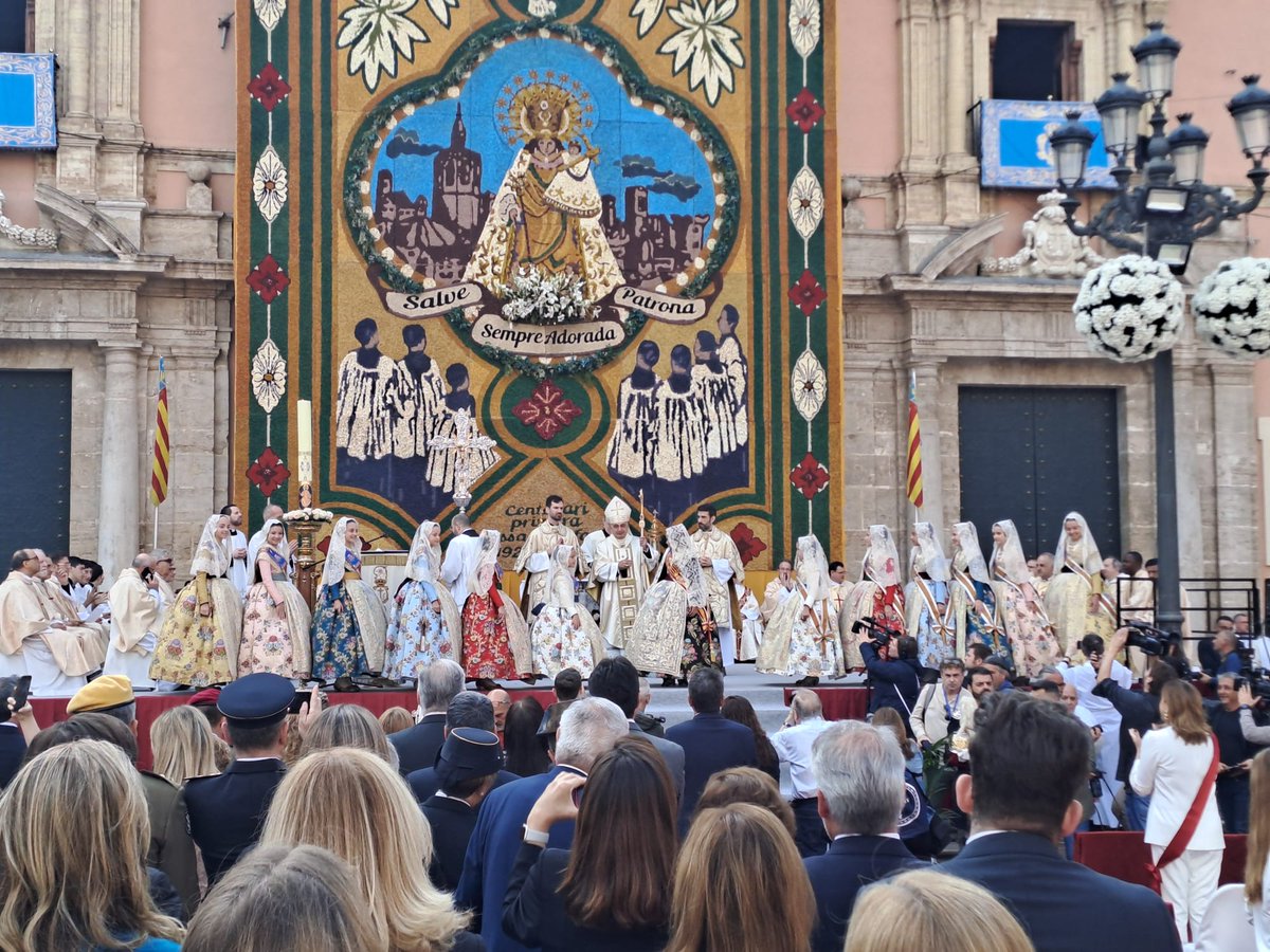 VOX se ha volcado en la celebración del I Centenario de la Misa de Infantes. ✝️ A la Eucaristía celebrada en honor a nuestra patrona, la Virgen de los Desamparados, y oficiada por el Arzobispo de Valencia, han asistido nuestro portavoz @JoseMa_Llanos, la Presidente de las Cortes…