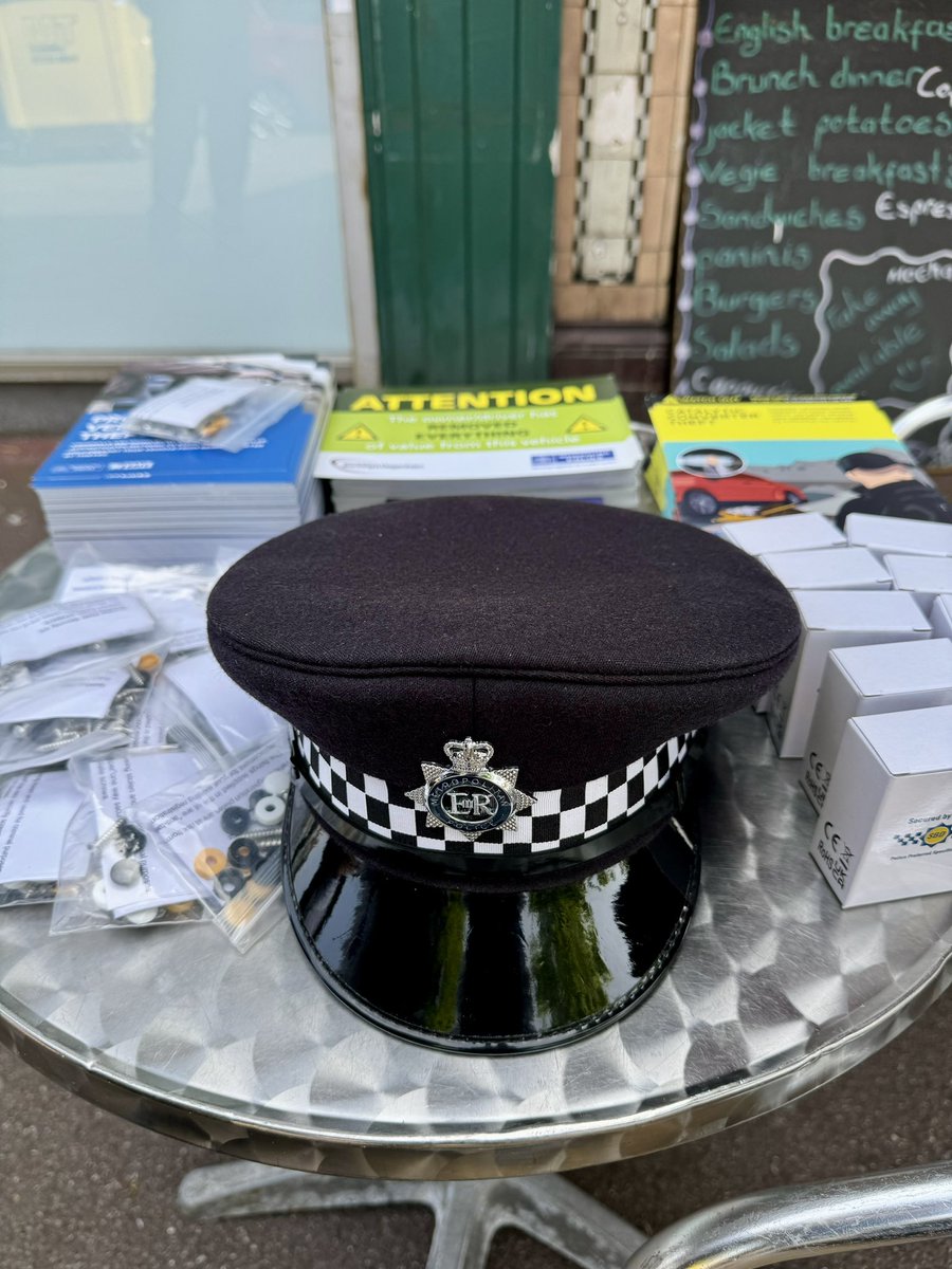 Your village ward officer 1517EA along with 2637EA and 7006EA held an impromptu stall for local residents focusing on violent crime and vehicle safety.

@essex_crime @CllrDRodwell @lbbdcouncil @MPSBarkDag #MyLocalMet #LocalPolicing #Dagenham