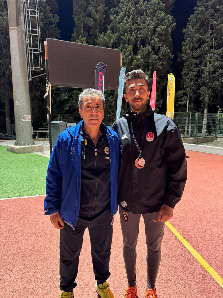 Fakültemiz öğrencisi Mustafa Bakır İzmir’de yapılan Türkiye Şampiyonası’nda 10.000m Türkiye ikincisi olmuştur. Öğrencimizi ve antrenörü Öğr.Gör. Selahattin Koç hocamızı tebrik ederim.
<a href="/gaun_sbf/">GAÜN - Spor Bilimleri Fakültesi</a>