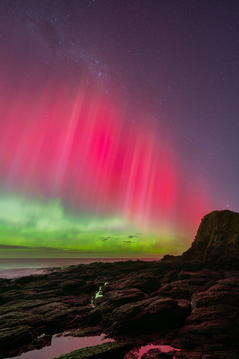 Last nights extremely rare southern lights show 😍 Aurora australis, a stunning natural phenomenon caused by geomagnetic storms, danced across the night sky this weekend. Did you catch a glimpse? ✨ 📍 Flinders Blowhole, Mornington Penisula 📸 via IG/dylangiannaphotography