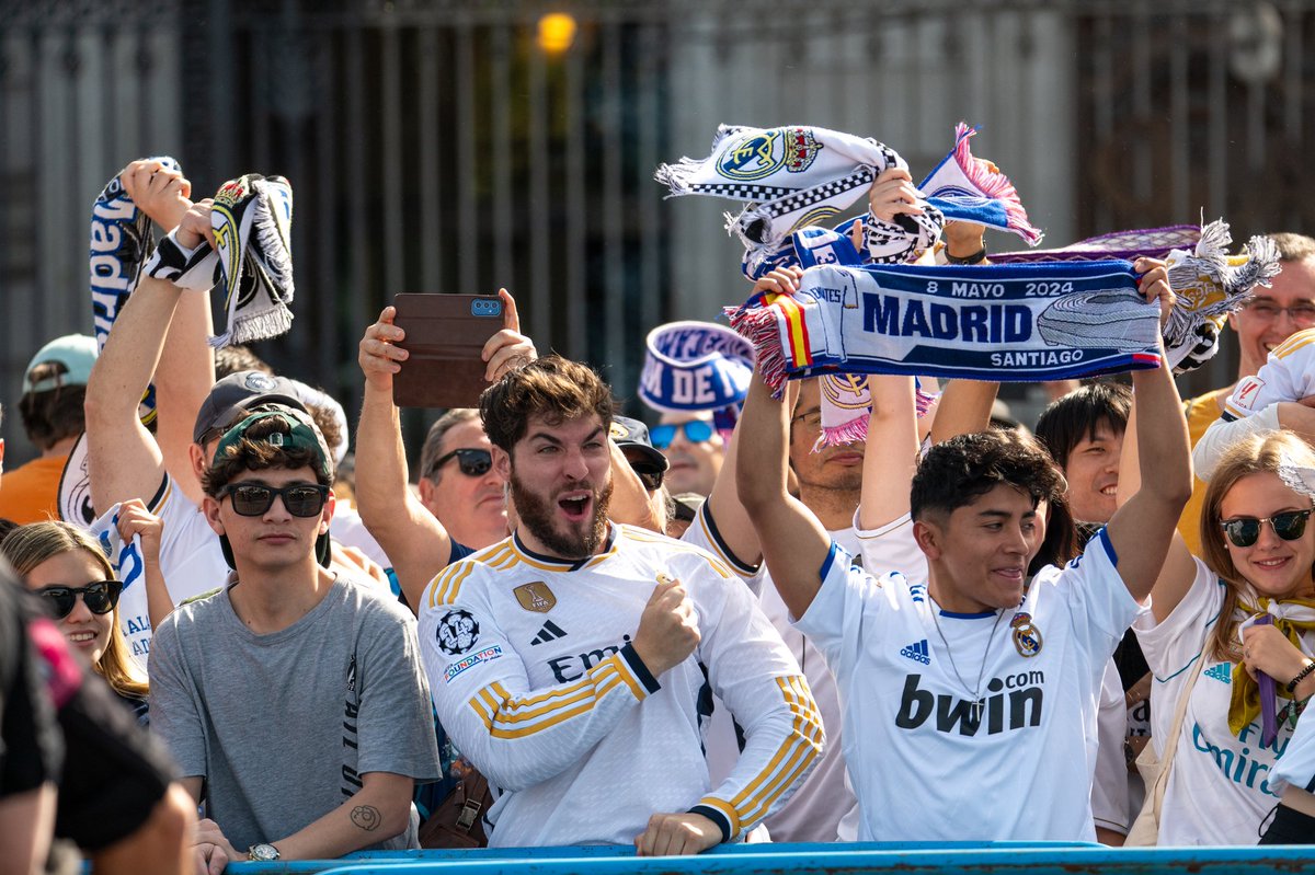 📷 ¡El madridismo ya tiñe de blanco la plaza de Cibeles!