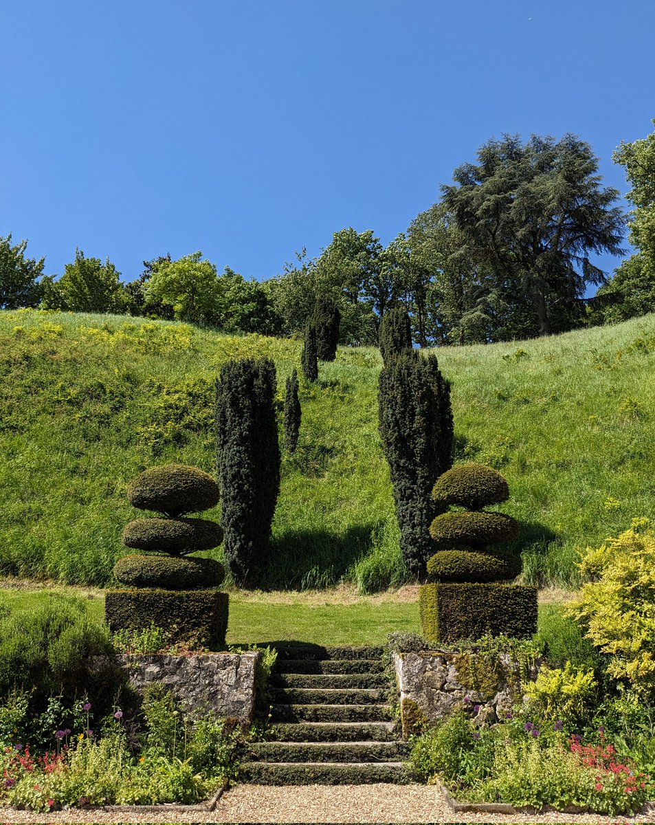 Le jardin du Plessis Sasnières, dans la vallée du Loir, petit coin de paradis créé par Rosamée Henrion à partir de 1975 autour d'un château abandonné. Il est ouvert au public depuis 1996.