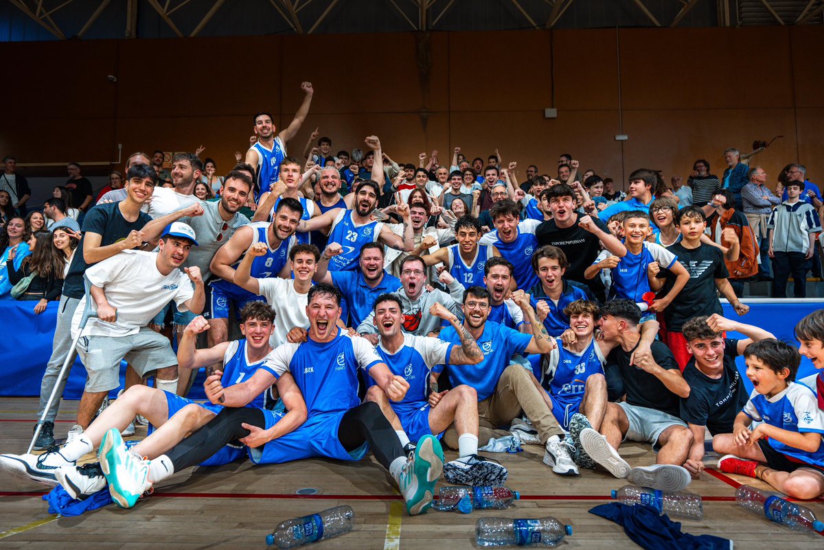 Alejandro8Mingo's tweet photo. Esto es Baloncesto! Vaya última jornada de infarto y  SOMOS CAMPEONES DE 1a CATALANA! Nos vamos a Copa Catalunya 🏆😍 ! Muchas gracias a todos por hacerme vivir estos momentos! @BasquetRibes @blauesports @FCBQ https://t.co/3wevxuCcOR
