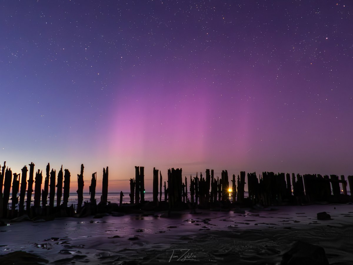 Gisteravond / afgelopen nacht was er weer (eventjes) wat noorderlicht te zien 🌌

Dit keer was het niet heel sterk, maar rond 23:30 waren er wel pilaren waarneembaar op de camera.. 

Foto gemaakt bij Paesens-Moddergat 

#noorderlicht #poollicht #auroraborealis