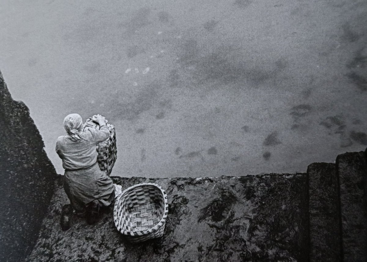 Muller lavando tercios, Vigo. 📷 Raniero Fernández, 1962. O tercio, xunto coa patela, eran os dous tipos de cestas máis utilizadas na descarga, transporte e comercialización do peixe e marisco na ribeira do Berbés.