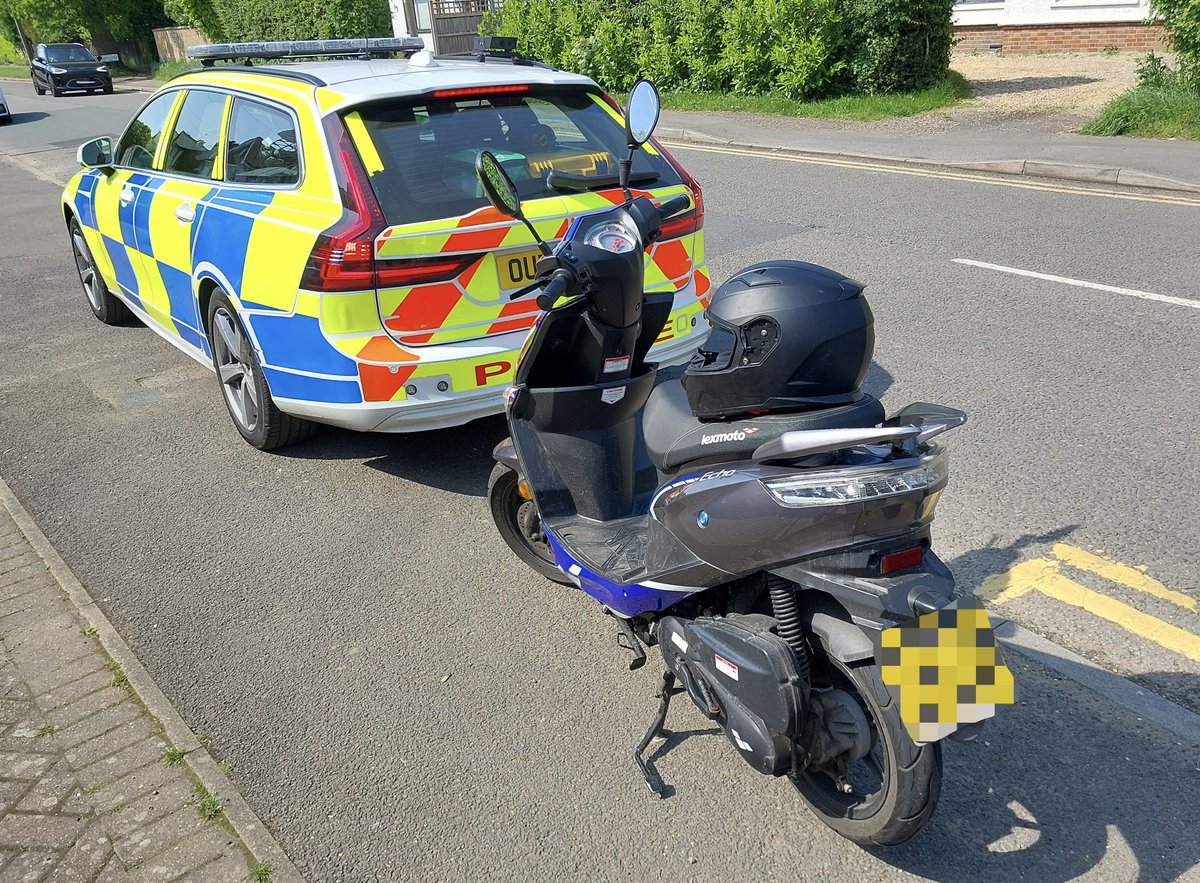 It’s great to see so many bikers out enjoying the weekend sun 🏍️☀️ Unfortunately the rider of this moped in #Beaconsfield had a pillion passenger despite only having a Provisional Licence / CBT and no L-Plates They failed a roadside drug wipe and were arrested ❌ #P0916 #P4813
