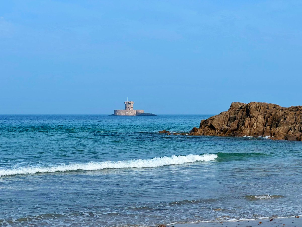 Cheeky bit of #jerseyci ‘heat haze’ rolling in from the sea.