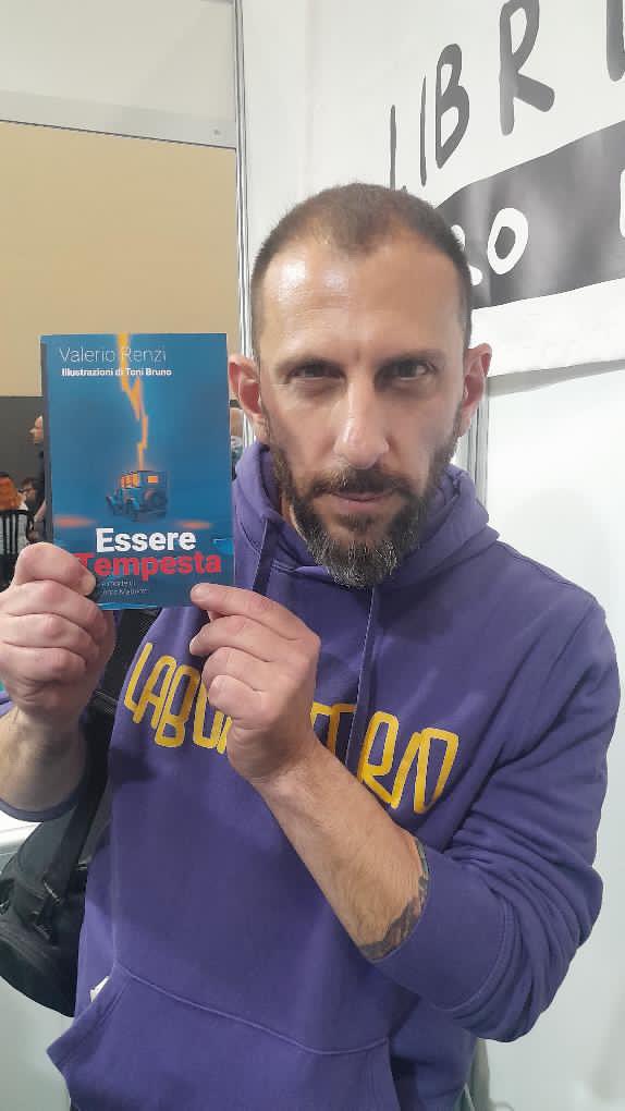 Allo stand di <a href="/MomoEdizioni/">Momo Edizioni</a> Franchino Er Criminale dice forte e chiaro “no all’antifascismo de laboratorio” (slogan sussurrato da <a href="/GGabbuti/">Giacomo Gabbuti</a> che ora risuona nelle strade)

Il 17 maggio in libreria: momoedizioni.it/catalogo/libro…