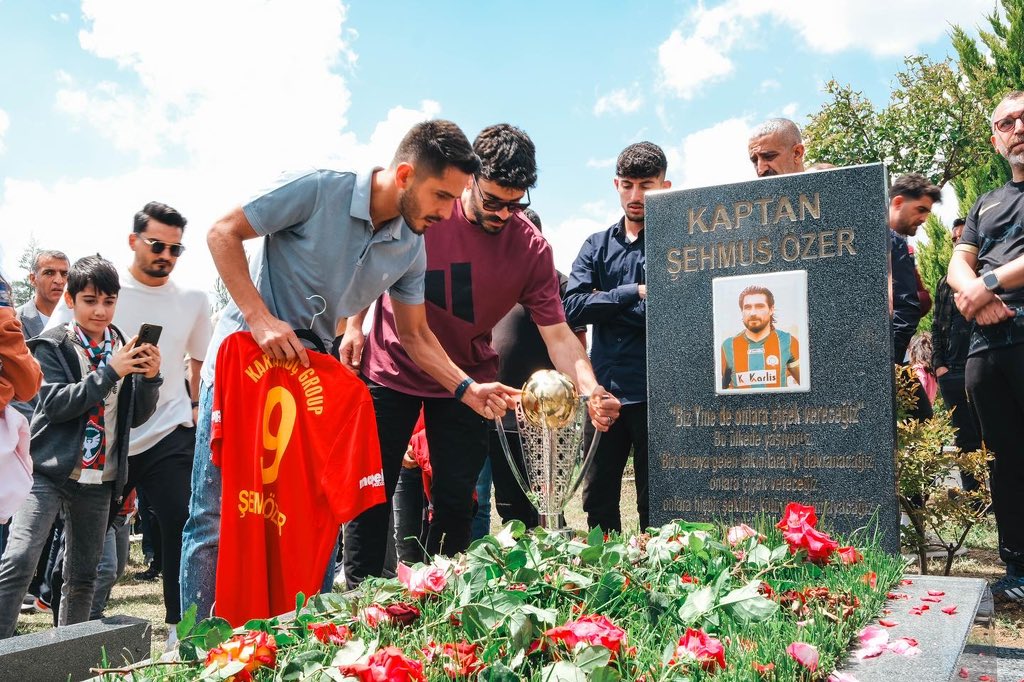 amedskofficial's tweet photo. Kupayı kaptanımıza getirdik. 
#ŞehmusÖzer ♾️ https://t.co/rmdwQC9Xvf