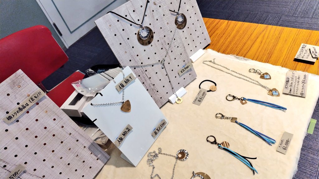 takebetter1's tweet photo. &amp;C store ってたしか
D_driveのChiikoさんの…

って本人がその場でセッセと
追加を作りながら商品補充してた😆
話してみると楽しいお姉さん♪

割れシンバルのアクセ
前から気にもなってたし
せっかくなんでお買い上げ～
#サウンドメッセ 
#andCstore https://t.co/jSZvR3bC48