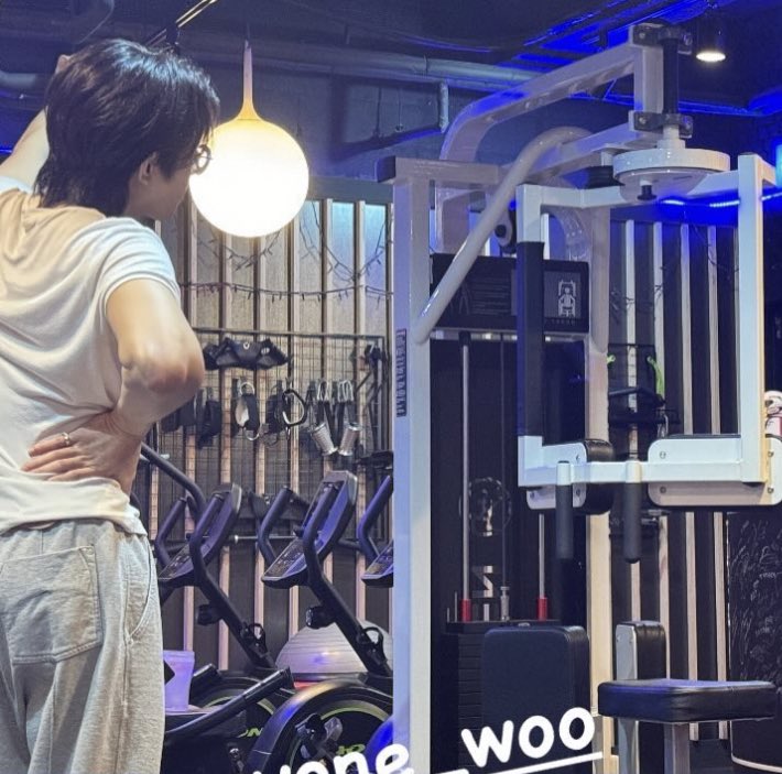 heybabydeul's tweet photo. he watches TV like a dad 😭 https://t.co/urkDXBiyAB