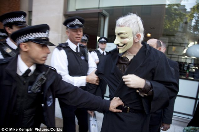 Hours earlier, citing a new law, UK police seized #ASSANGE and forced him to remove his #Anonymous mask. It was the beginning of the end of our right to remain anonymous. 'Wherever corruption starts in the world, it ends in London.' jaraparilla.xyz/ch11.html
