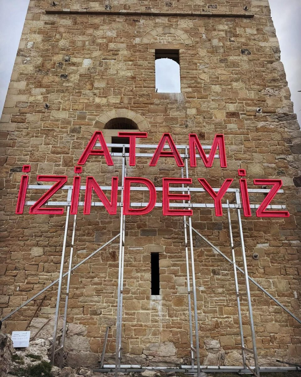 AKP döneminde Şile Belediyesi tarafından kaldırılan 'Atam İzindeyiz' tabelası, CHP'li Şile Belediye Başkanı Özgür Kabadayı tarafından yeniden asıldı.