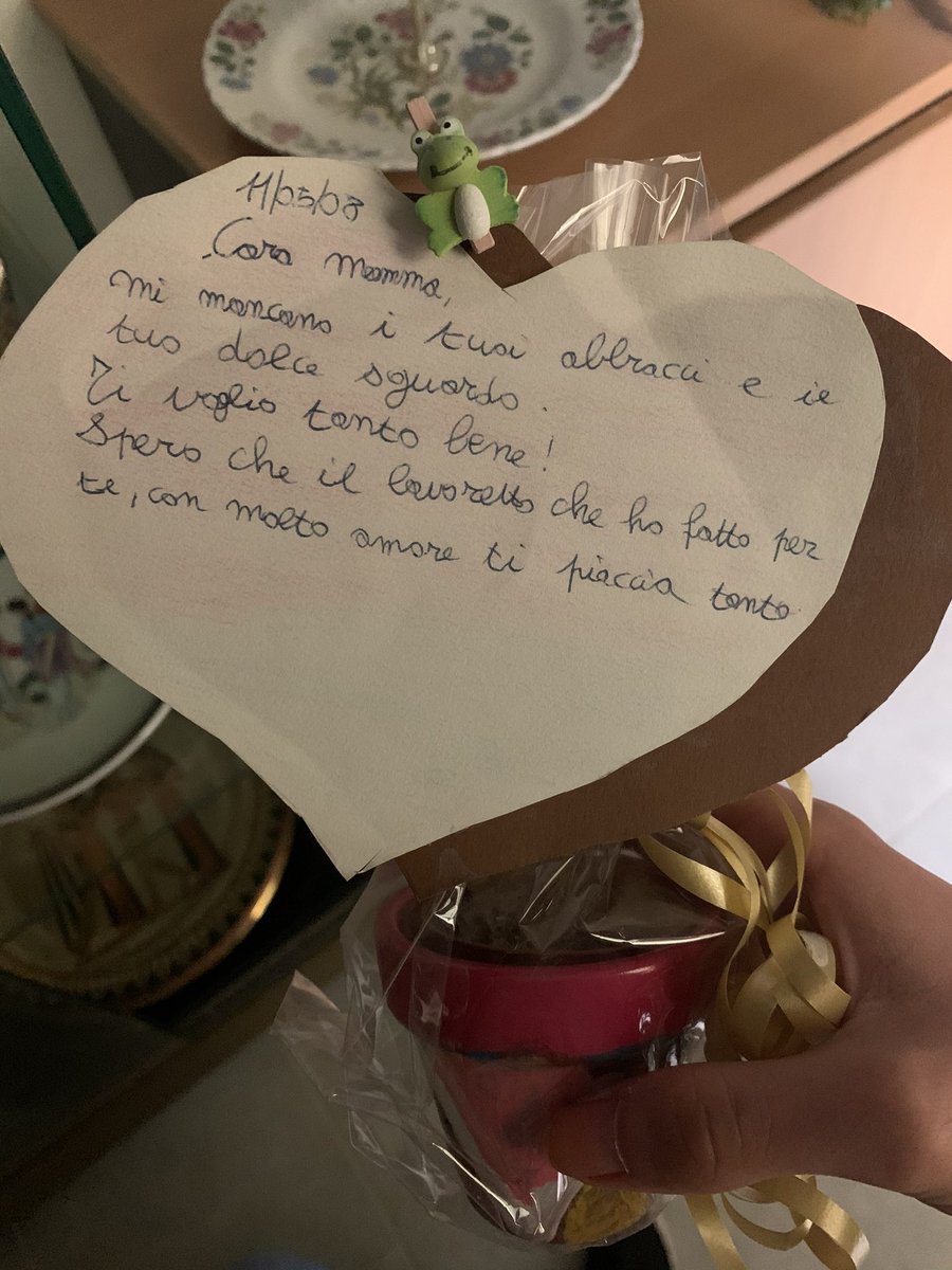 Questo lavoretto l’avevo fatto per mamma in quinta elementare, quanto avrei voluto.
Un giorno spero di essere una mamma, non perfetta, ma quella che ho sempre sognato per me