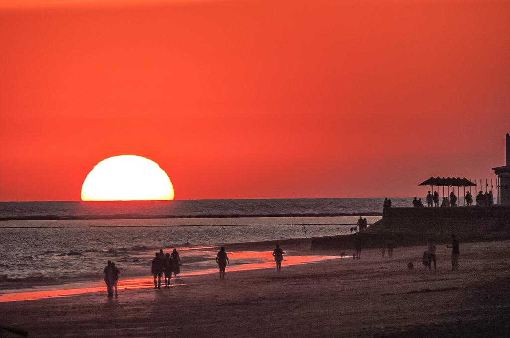 Puesta de sol desde la costa atlántica gaditana de Rota, feliz día @HimarGonzalez @ElTiempoA3 @tiempobrasero @lasextameteo @martabarbolla_8 @el_tiempohoy @AlkerRosemary @MeteoCanalSur @ElTiempo_tve @mbarreiro_tve