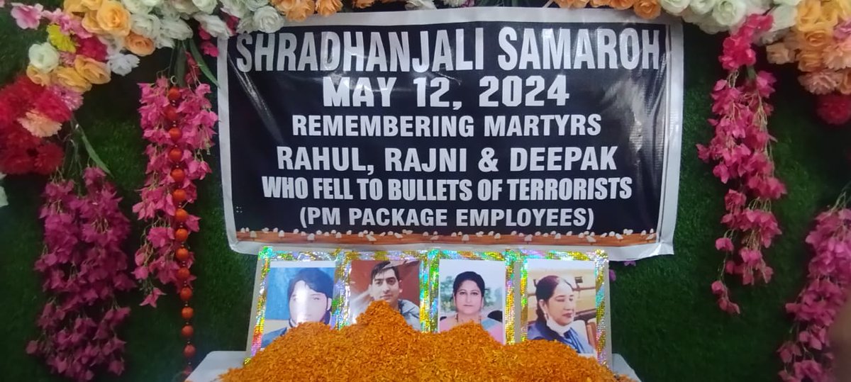AAMEAK's tweet image. #ShradhanjaliSamaroh
#May12
#pmpackageemployees
#targetkillings
Remembering Martyrs
At #AshabhwanRoopnagar Jammu today.
#🕉Shanti 🕉🙏🙏🌹🌹