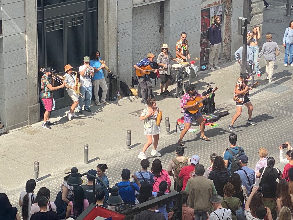 Marques_K_'s tweet photo. Una orquesta de 10 personas tocando en vez de los 5 músicos de calle permitidos. Encima con megafonía, con percusiones... pasándose TODO por el foro.Dónde está esta supuesta convivencia?Porqué no se implementa la normativa en la Zona de Protección Acústica Especial? @Lineamadrid https://t.co/1CI41dIU17