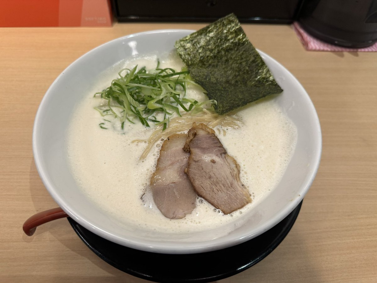 pater_46's tweet photo. 本日は兵庫県神戸市にある『麺道　しゅはり』さんです🍜

雷神パイタンをいただきました！
初めてパイタン系のラーメンを食べたけどすごくあっさりしてて思ってたよりも食べやすかったです！

これにて今回のニアジョイらーめん部、関西編は終了となります〜
ご馳走様でした！

 #ニアジョイらーめん部 https://t.co/gNWgqPr8bT