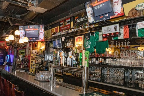 .@LizziesIrishPub is the perfect Irish pub near @TheMagMile, @NavyPier, and Riverwalk. Great food, plenty of drink and an awesome river-side warm-weather patio.

evisitorguide.com/chicago/brochu… #Chicago #travel #navypier #chicagoriver #magmile #sightseeing #dining #irishpub #guinness