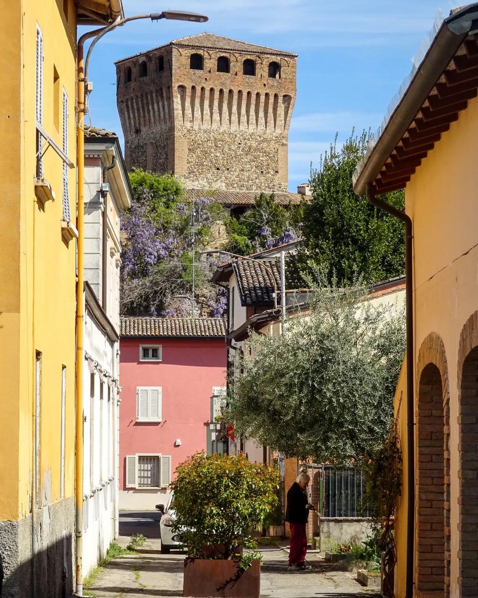 🏰 High crenellated walls, a drawbridge, ducal gardens, frescoed rooms and even the ghost of a beautiful fairy: welcome to the Castle of Montechiuarugolo, 16 km from Parma Ph. roberta.lucchesi | #castelliemiliaromagna #inemiliaromagna