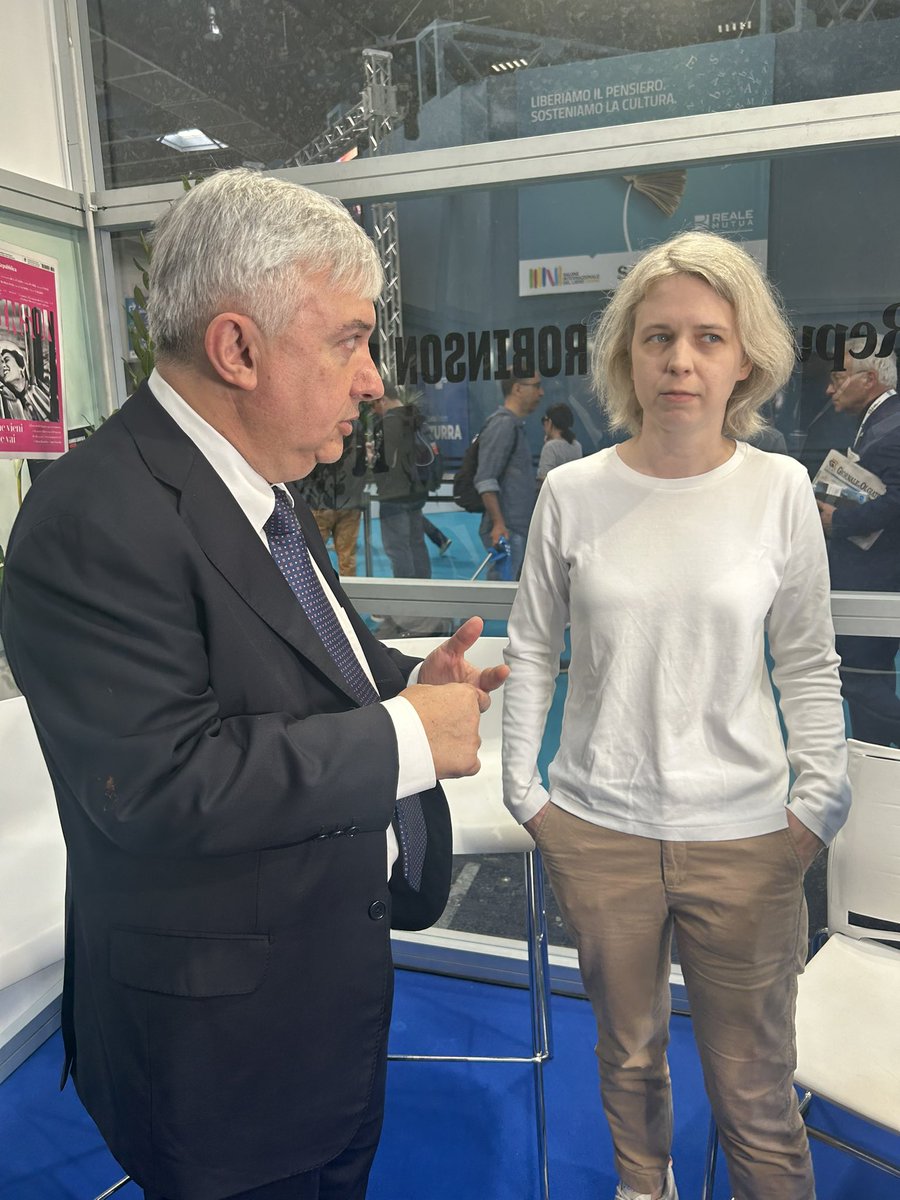 Vera Politovskaja con Maurizio Molinari (@Maumol) all’#ArenaRobinson del #SalTo24 per un’intervista digitale
