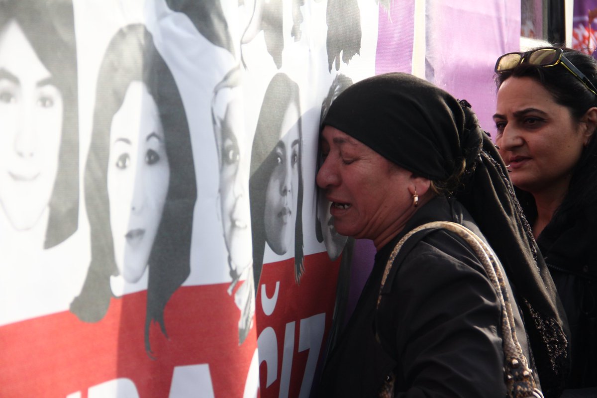 Bugün #AnnelerGünü
Annesini kadın cinayeti sonucu kaybeden çocuklarla, kızını kaybeden annelerle birlikte mücadele ediyoruz.

Anneliği kutsayanlar bugün onları anmıyor, yalnızca kadınların “aile”ye hapsedilmesiyle ilgileniyor. Tüm kadınların özgürce yaşaması için biz varız.