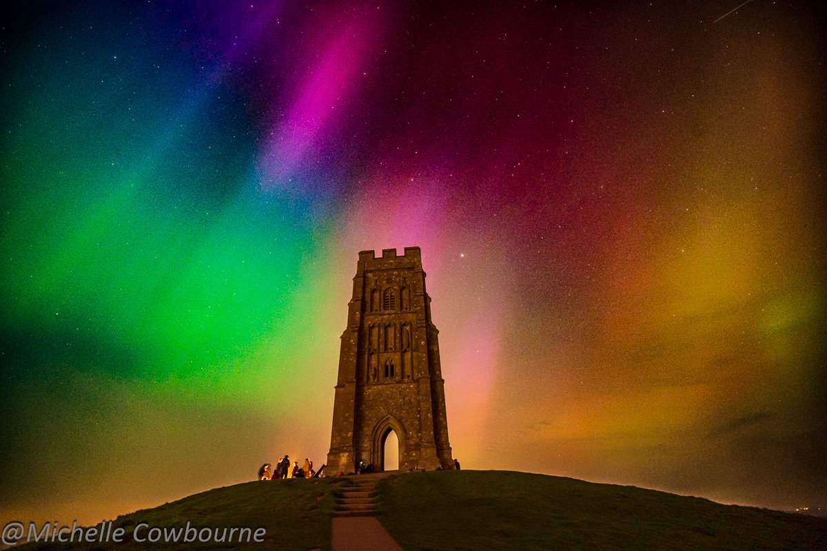 Friday Night on Glastonbury Tor. I am still reeling from the sheer excitement and exhaustion. It was magical, special and an absolutely fantastic atmosphere. #Auroraborealis #AuroraUK #aurora