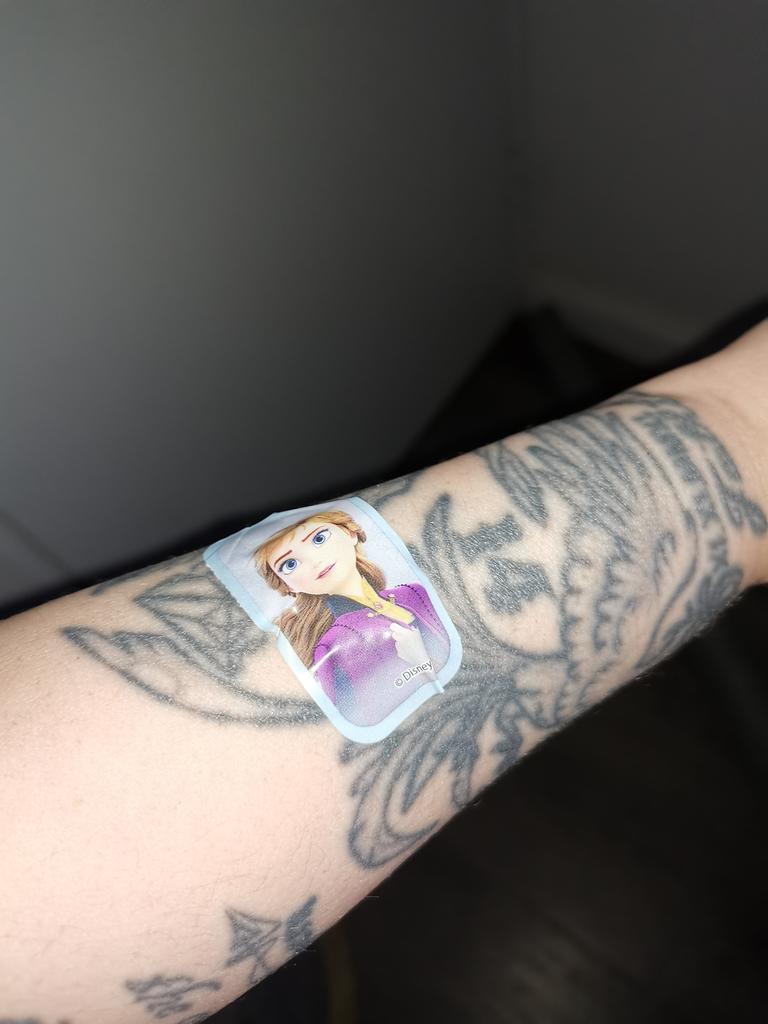 kaijuergs's tweet image. my dad had me every second weekend, and i was sad to leave him, naturally. i never knew how he felt. 

when i leave Little Fox, my heart breaks, and then i get that image, and i break even more. 

at least i have her bandaid ♡

#transfamily