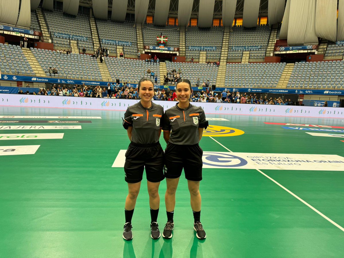 Enhorabuena a nuestras colegiadas de <a href="/FAndaluzaBM/">Federación Andaluza de Balonmano</a> <a href="/ctafabm/">CTA Andalucía</a> Ángela Zurera y Celia Parrado por dirigir está enorme final de la #MinicopaReina2024 entre <a href="/BalonmaBeraBera/">super amara Bera Bera</a> y <a href="/BmAulaCultural/">CD Balonmano Aula</a>. 

A disfrutarla!!! 

<a href="/DeporteAND/">Andalucía es Deporte</a>
@mcasadofer

📷 <a href="/Socomrios/">Socorro M Rios</a>