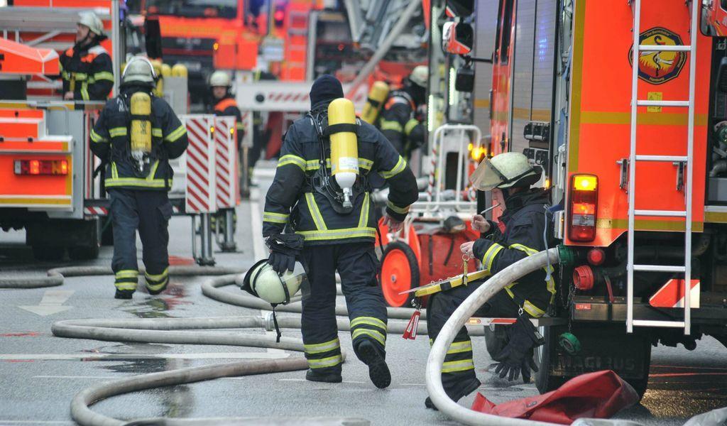 Wohnungsbrand in Hamburg: Feuerwehr rettet verletzten Bewohner bit.ly/4bdVoPg