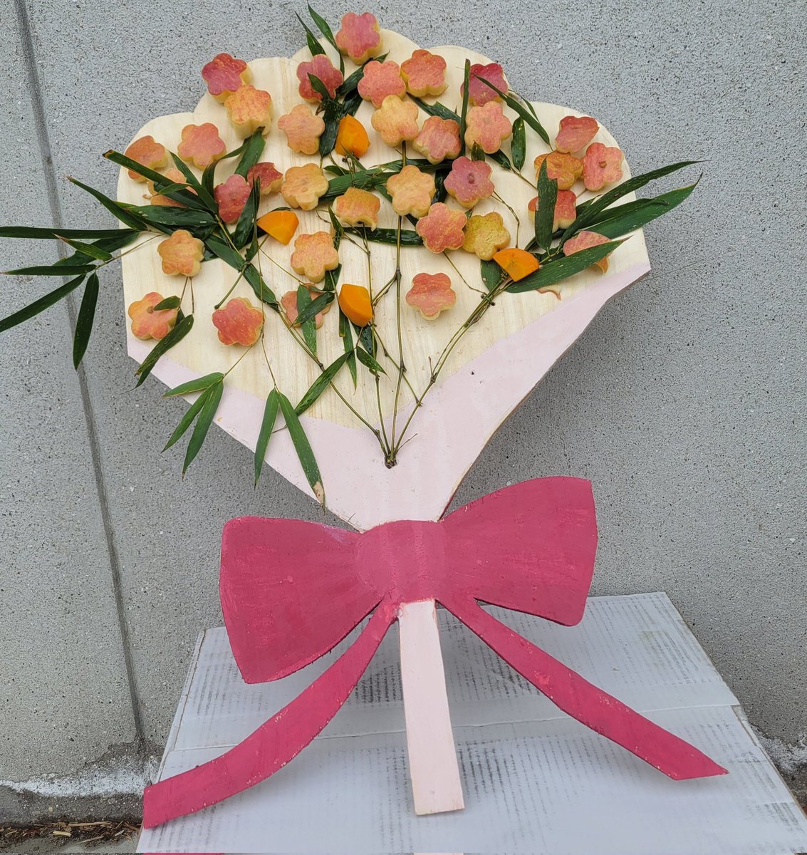 今日は『母の日』💐
昨年母になったシンファに感謝を込めて、笹とリンゴ🍎で作った花束をプレゼントしました。
#熊本市動植物園
#シセンレッサーパンダ
#シンファ♀️