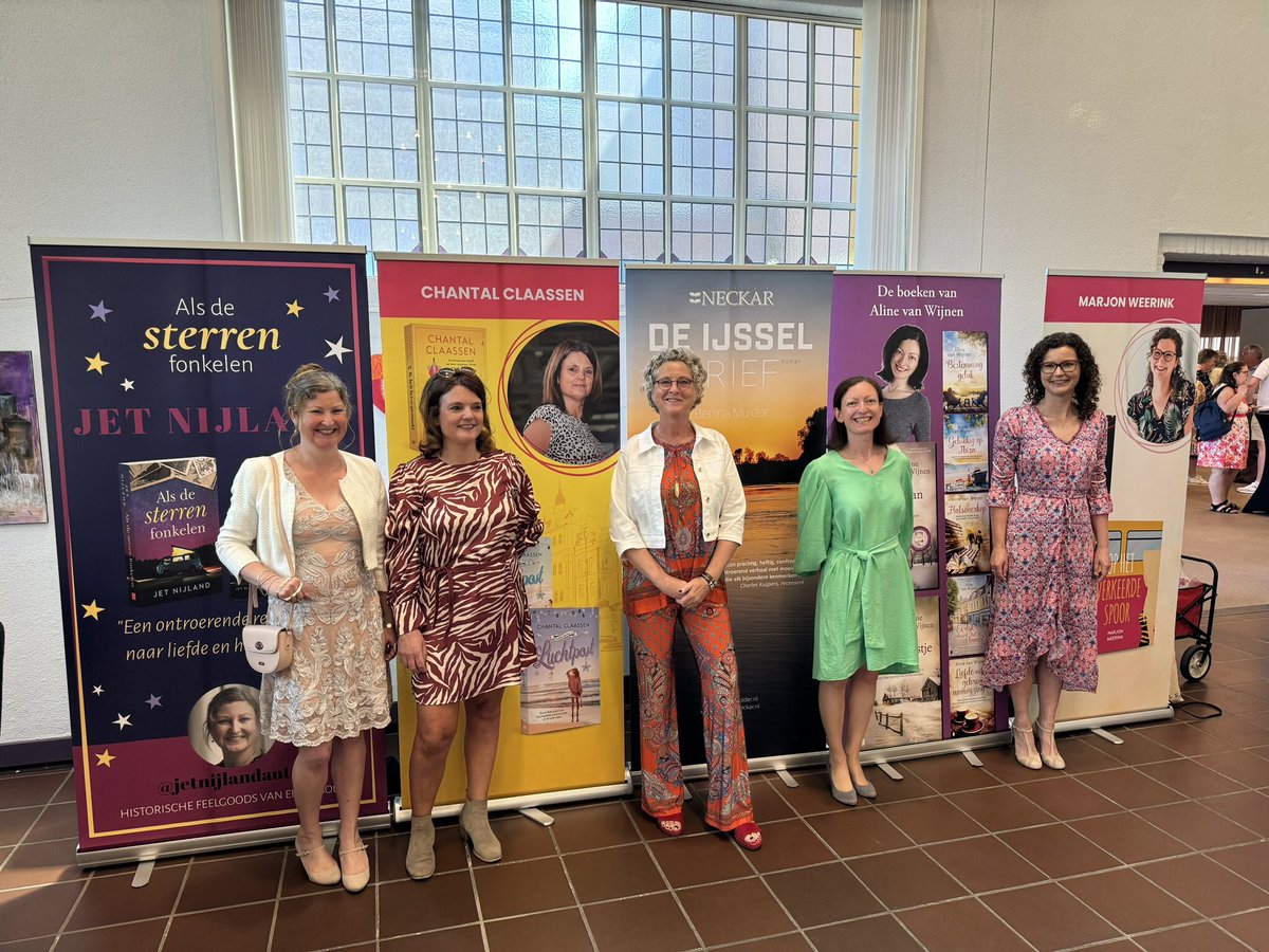 Bertina's tweet photo. Shortlisters #valentijnprijs voor hun banners. Van links naar rechts: Jet Nijland, Chantal Claassen,   Bertina Mulder, Aline van Wijnen en Marjon Weerink. https://t.co/gWWikGxTCs