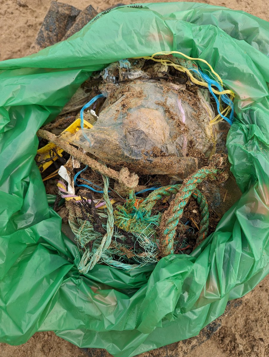 A different type of waste further along the beach. Lots of rope and bits of plastic that have been in the water for a while. Luckily there are lots of volunteers who are spending their time tidying it up. 

#loveirvinebeach #litteremergency #beachcleanup